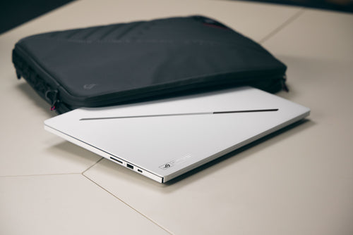 ASUS ROG Zephyrus G16 GU606AP-TB039W – illustreret i brug (vinkel 2); tastaturlayout illustrativt
