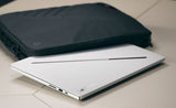 ASUS ROG Zephyrus G16 GU606AP-TB039W – illustreret i brug (vinkel 4); tastaturlayout illustrativt