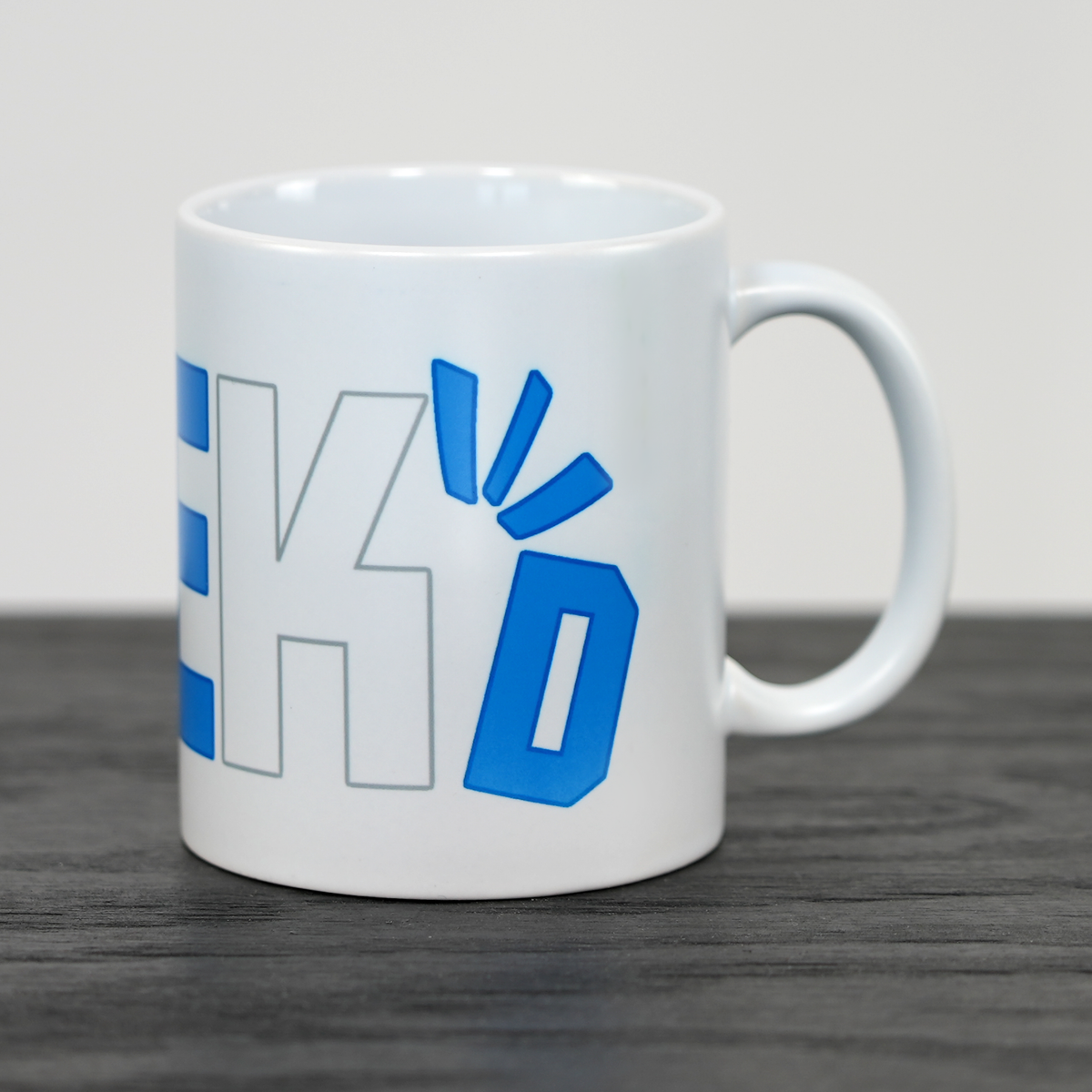 Geekd-kop med hvid og blå logotekst, vist med hank til højre