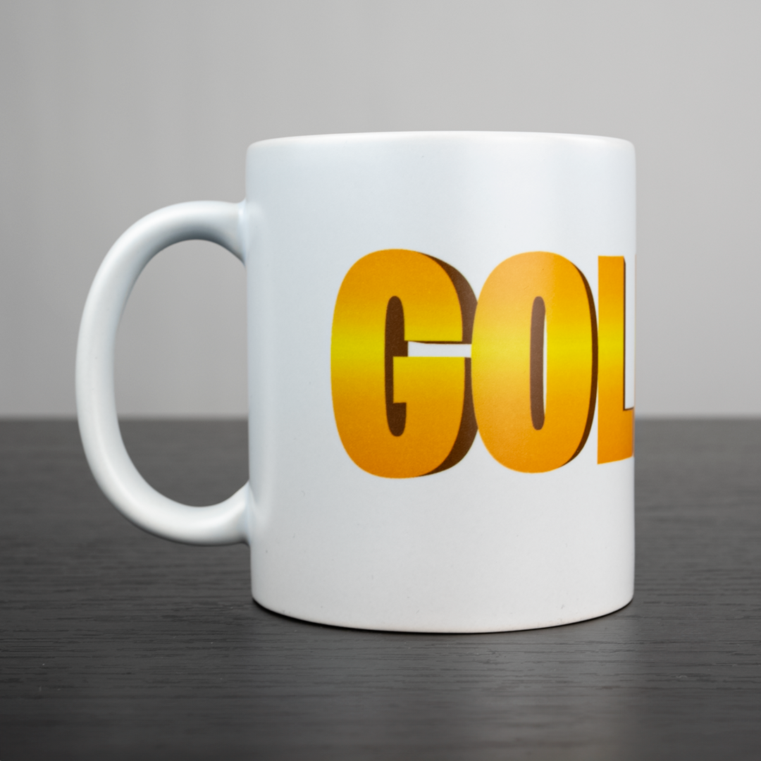 Hvid GoldenJ-kop med gul logotekst og hank til venstre