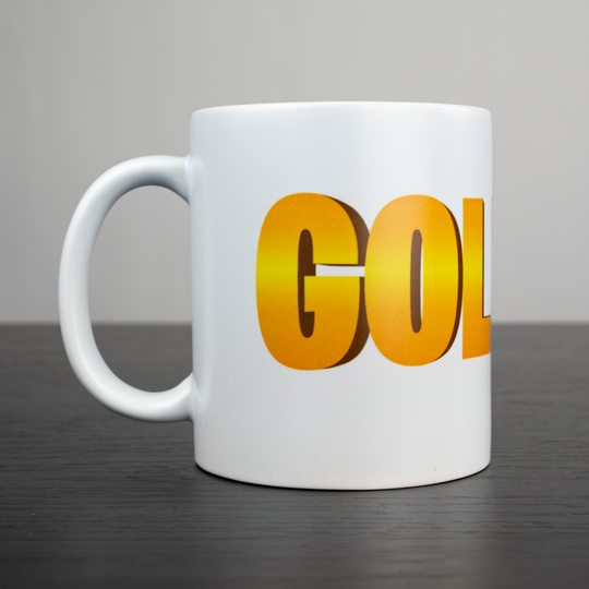 Hvid GoldenJ-kop med gul logotekst og hank til venstre