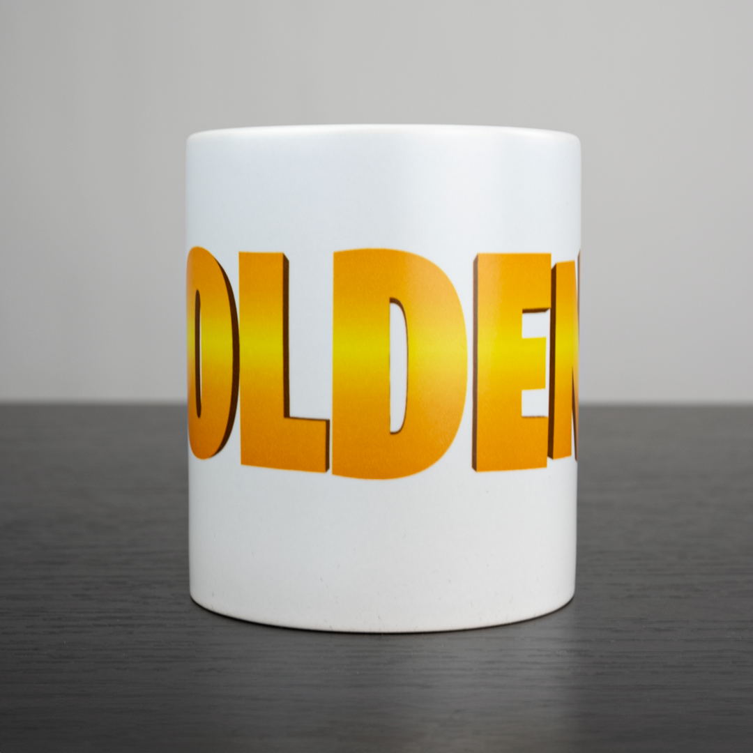 Nærbillede af gul GoldenJ-tekst på hvid kop