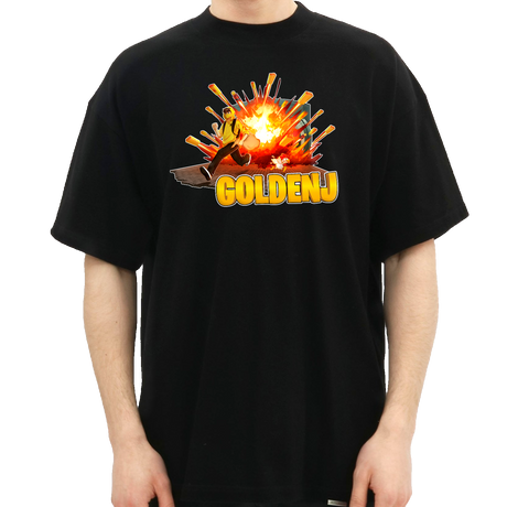 Sort GoldenJ Vault-T-shirt på en model med eksplosionsmotiv og GoldenJ-logo