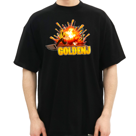 Sort GoldenJ Vault-T-shirt på en model med eksplosionsmotiv og GoldenJ-logo
