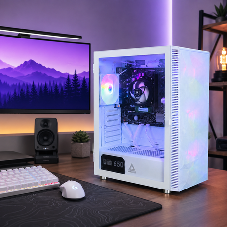 Gaming-setup med hvid PC, skærm og lilla belysning