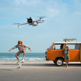 DJI Lito X1-drone flyver ved strand og orange bil