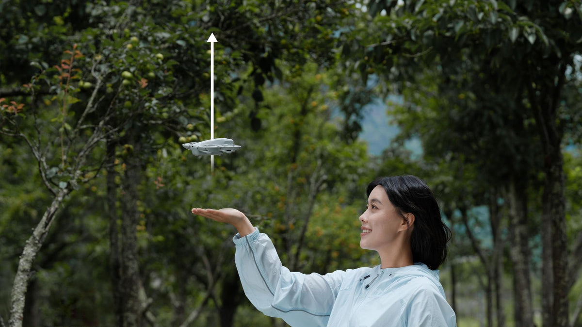 DJI Neo-drone letter fra en hånd udendørs