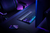 Sort Razer-håndledsstøtte til TKL-tastatur – foran et tastatur på et belyst gamingbord