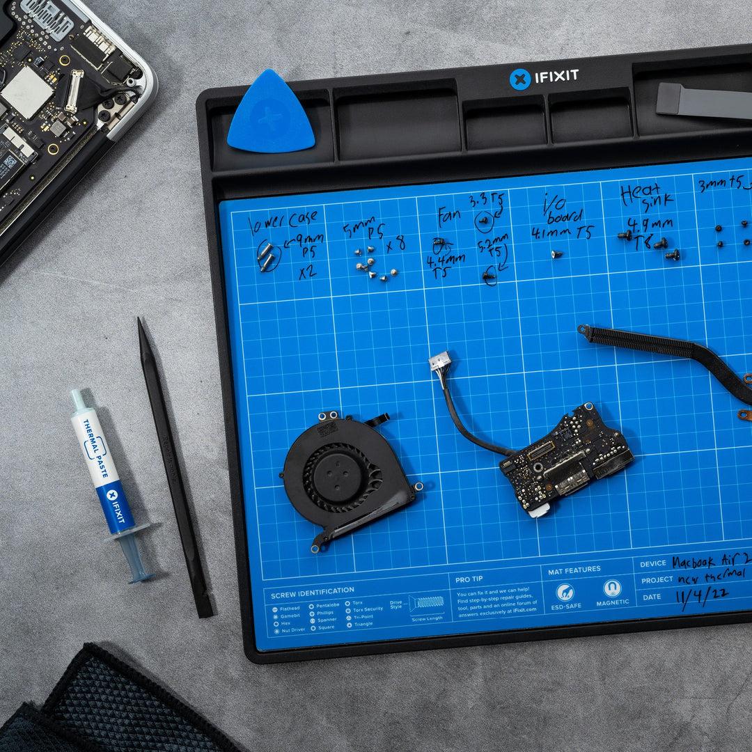 iFixit FixMat-reparationsmåtte med adskilte elektronikdele og værktøj
