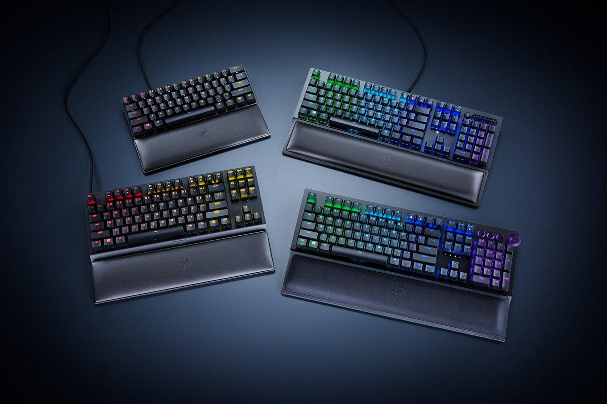 Sort Razer-håndledsstøtte til TKL-tastatur – vist sammen med fire tastaturer