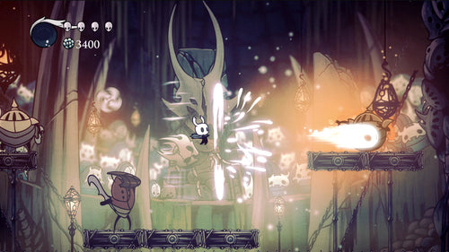 Hollow Knight – skærmbillede med ildangreb i kamp