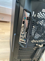 Nærbillede af computerkabinet ved bundkortets tilslutninger