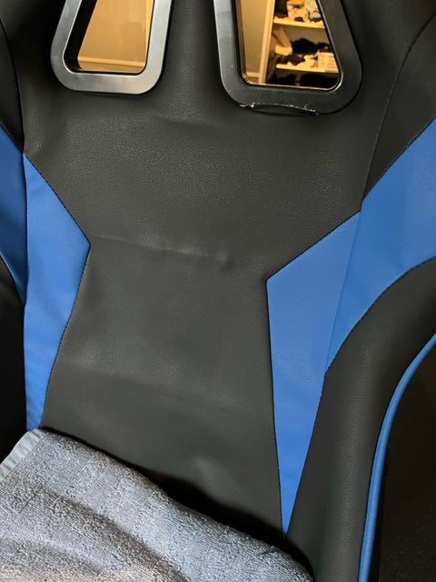 Detalje af betrækket på en sort og blå gamerstol