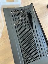 Computerkabinet med ventilationsgitter set ovenfra