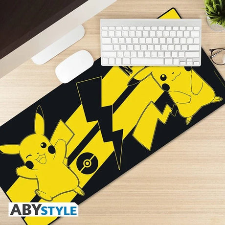 Sort og gul Pikachu-musemåtte under hvidt tastatur og mus