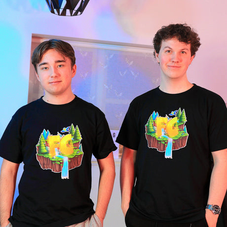 To modeller i sorte FireCraft-T-shirts med farverigt FC-motiv