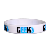 Hvidt Geekd-armbånd med sort og blåt logo