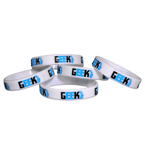 Flere hvide Geekd-armbånd med Geekd-logo