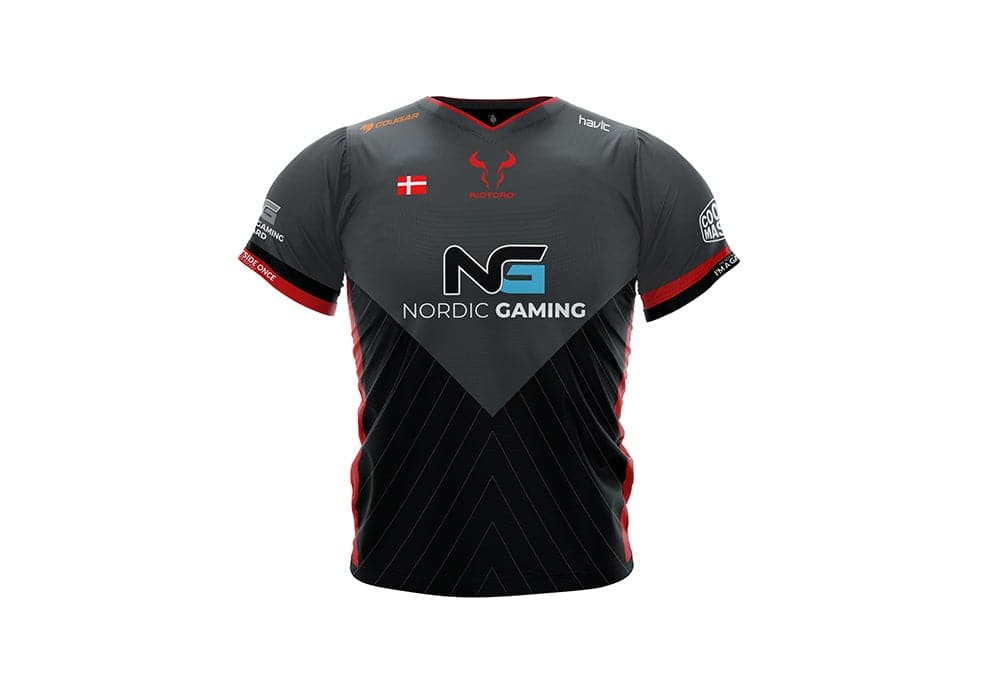 Sort gaming-T-shirt med røde detaljer og Nordic Gaming-logo